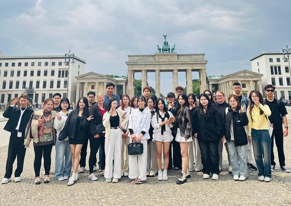 Ein unvergesslicher Ausflug nach Berlin Die große Gruppe der Sprachenschülerinnen und -Schüler der Euro-Schulen Bitterfeld-Wolfen steht vor dem Brandenburger Tor und posiert für ein Gruppenfoto.