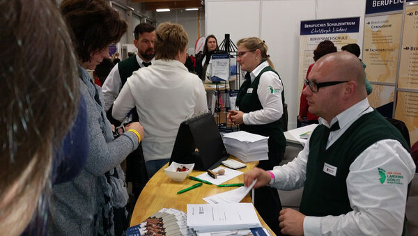 ESF-BAMF-Kursteilnehmerinnen auf Pflegemesse