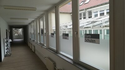 Flur Langer Flur mit Fensterfront der Euro-Schulen Leipzig.