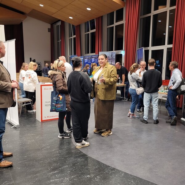 Lebhafte Podiumsdiskussion und Markt der Möglichkeiten Teilnehmende der Podiumsdiskussion im Gespräch.