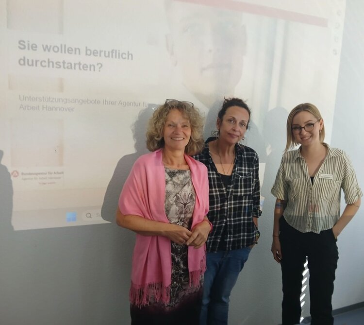 Zwei Mitarbeiterinnen der Euro-Schulen Hannover und eine Mitarbeiterin der der Agentur für Arbeit posieren gemeinsam für ein Gruppenbild.