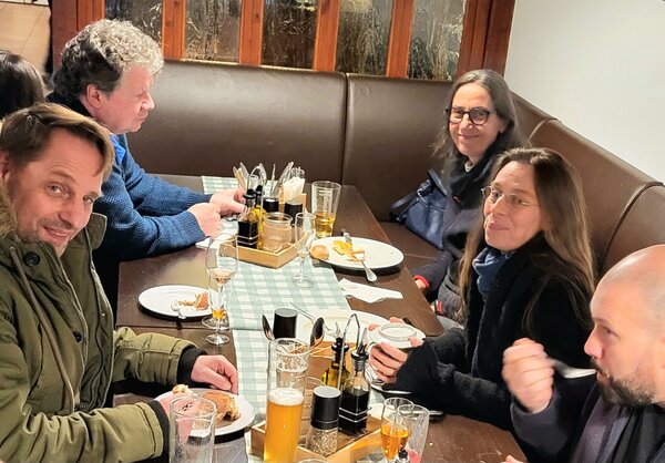 Herbstfest an der Euro Akademie und Euro-Schulen Hannover Drei männliche und zwei weibliche Mitarbeiter*innen der Euro-Schulen bzw. Euro Akademie, die zusammen an einem Tisch in einem Restaurant sitzen und etwas essen.