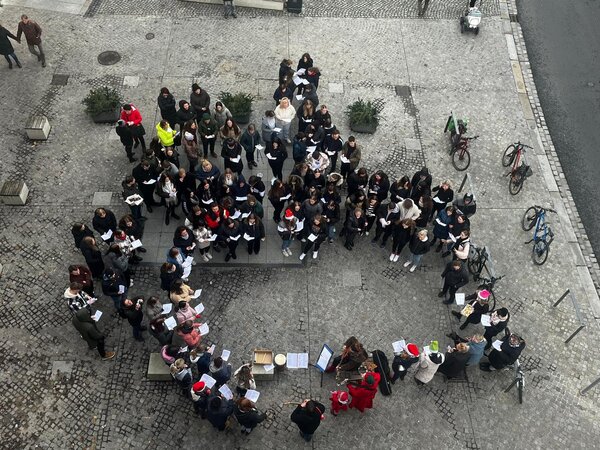 Weihnachtssingen am 20. Dezember in Meißen Die Schülerinne und Schüler der Euro Akademie und Euro-Schulen in Meißen und Riesa stehen zum Weihnachtssingen in einem Kreis.