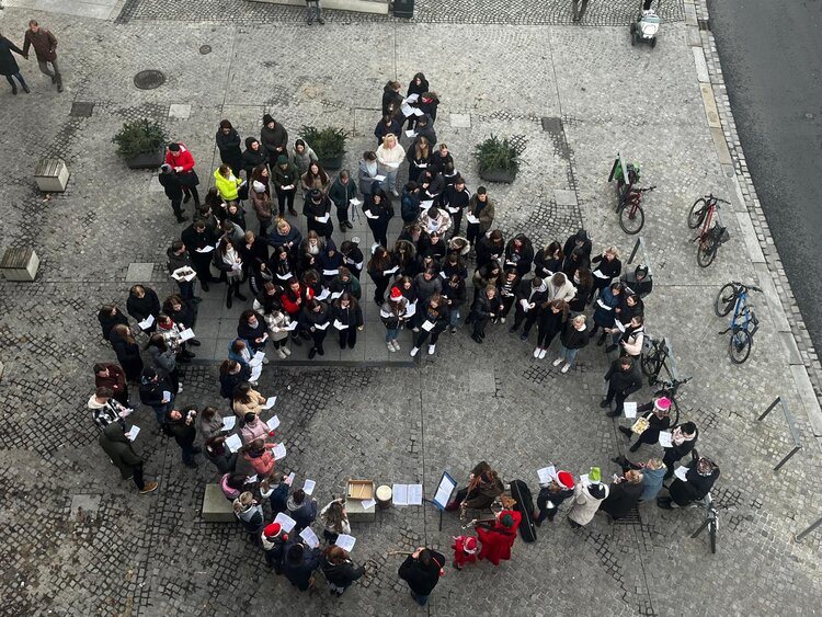 Weihnachtssingen am 20. Dezember in Meißen Die Schülerinne und Schüler der Euro Akademie und Euro-Schulen in Meißen und Riesa stehen zum Weihnachtssingen in einem Kreis.