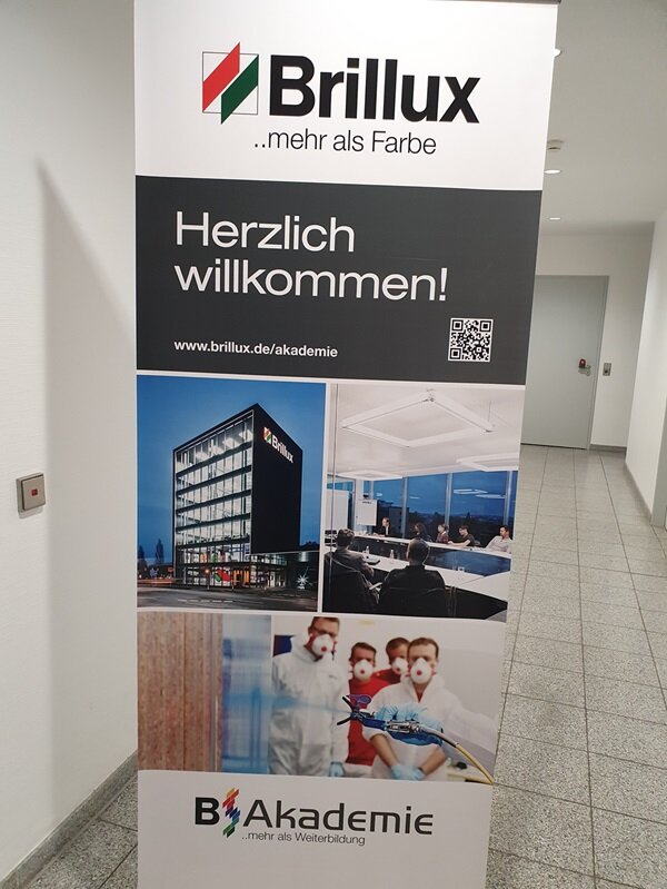 Zukunftsweisende Partnerschaften Großes Rollup des Gastgeber Unternehmens Brillux.