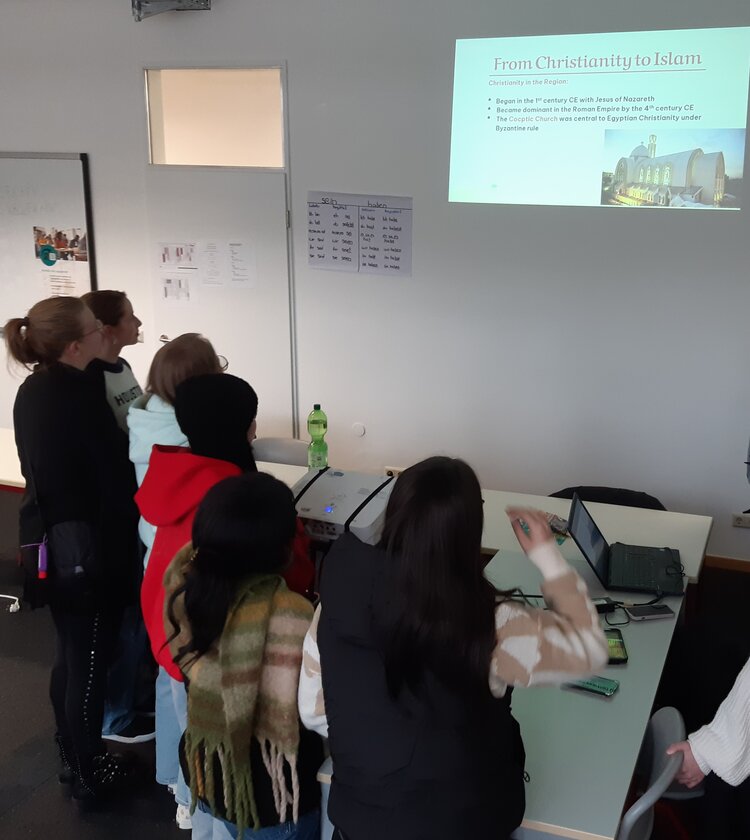 Intercultural Day an der Euro Akademie Mainz – Teilnahme Integrationskurse Schüler*innen und Interessent*innen stehen an Ständen des Intercultural Day an der Euro Akademie Mainz
