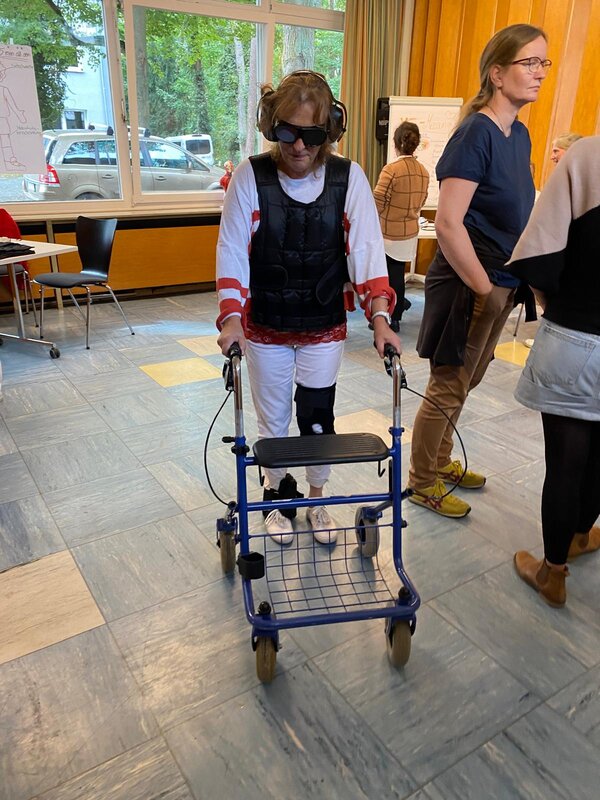 BSO und die Gesundheitsberufe Eine Frau testet verschiedene Alterssimulationen