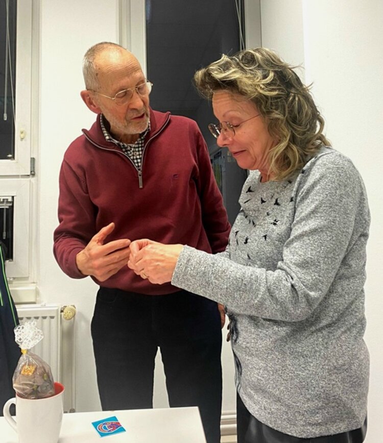 Ein Abschied mit Dankbarkeit Kollege überreicht der Kollegin zum Abschied ein Präsent.