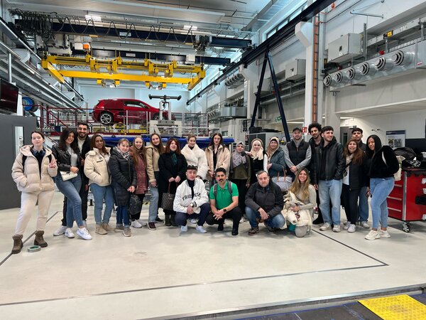 Sonniger Exkursionstag der Euro-Schulen Dresden: Spannende Einblicke in Wissenschaft und Kultur Gruppenfoto der Schülerinnen und Schüler in einer Werkshalle.