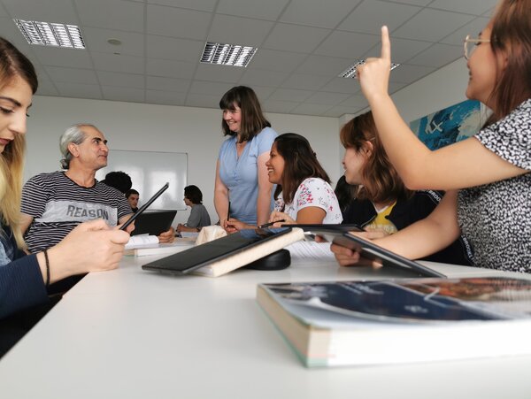 Berufssprachkurs lernt mit Tablets