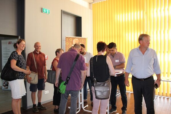 Herzlich willkommen … und bitte unterschreiben Sie hier