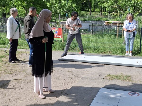 Teamtag der Euro-Schulen Berlin Brandenburg Mitarbeitende der Euro-Schulen auf dem Minigolf-Platz spielen in Teams gegeneinander.