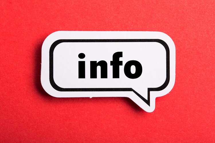 Virtuelle Infoveranstaltung Weiße Sprechblase auf rotem Hintergrund, in der das Wort Info steht.