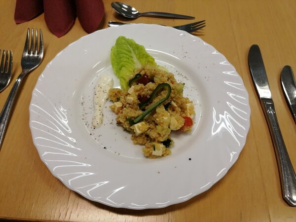 BRAFO-Projekt: Kreative Küche bringt Vielfalt auf den Tisch Auf einem Teller befindet sich ein kleiner Haufen von Reis mit Gemüse und Fetakäse.