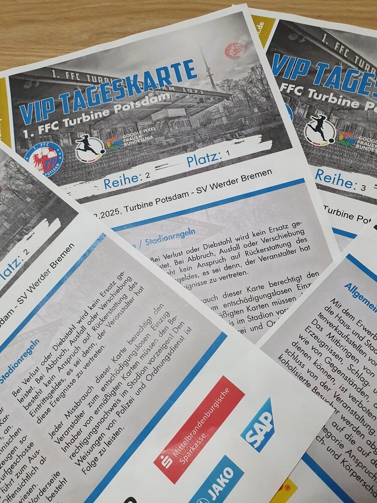 Stadionerlebnis der Extraklasse bei Turbine Potsdam Auf einem Tisch liegen übereinander gefächert vier VIP Tageskarten des 1. FFC Turbine Potsdam, für das Spiel gegen SV Werder Bremen. Auf der Karte ist ein Schwarz-Weiß-Bild des Stadions abgedruckt, darunter ist der Spieltag angegeben und die Stadionregeln sind vermerkt.