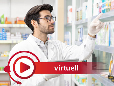 Eine Person trägt einen weißen Laborkittel und Handschuhe und steht vor Regalen, die mit verschiedenen Produkten gefüllt sind. Die Person hält ein Tablet in einer Hand und zeigt mit der anderen Hand auf etwas im Regal. Neben der Person befindet sich ein rotes Play-Symbol mit dem Wort 'virtuell' daneben.