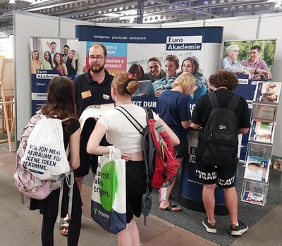 Messestand Interessierte Messebesucherinnen und Messebesucher lassen sich am Euro Akademie Stand beraten.