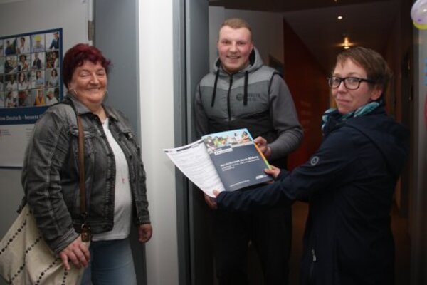 Zukunftsperspektiven, die Anklang finden: Junge Besucher machen Nägel mit Köpfen