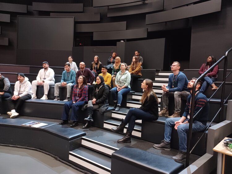 Berufssprachkurs besucht öffentlich-rechtliche Rundfunkanstalt Gruppenbild aller Teilnehmenden auf den Zuschauerrängen des Aktuellen Sportstudios des ZDF..