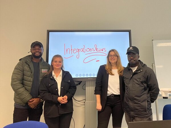 Mit KI zu barrierefreier Bildung – Teil 1 Die Mitarbeiterinnen der Euro-Schulen posieren mit dem Kameramann und dem Regisseur des Erklärvideos für ein Gruppenfoto.