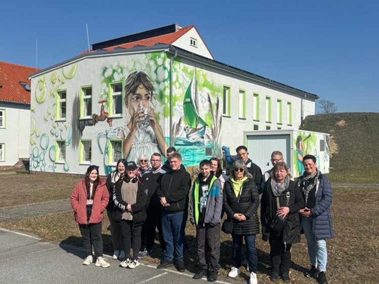 Die Auszubildendn posieren vor dem Gebäude der Wasserwerken Hoyerswerda für ein Gruppenfoto.
