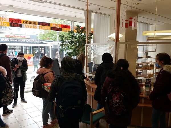 Bibliotheksbesuch gehört zum Sprachunterricht