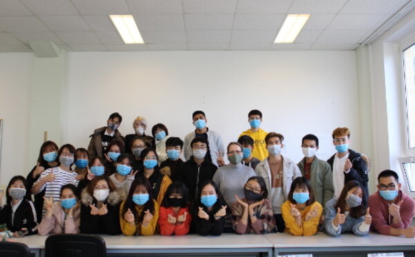 Vietnamesische Schüler*innen verabschieden sich von Deutschlehrkräften