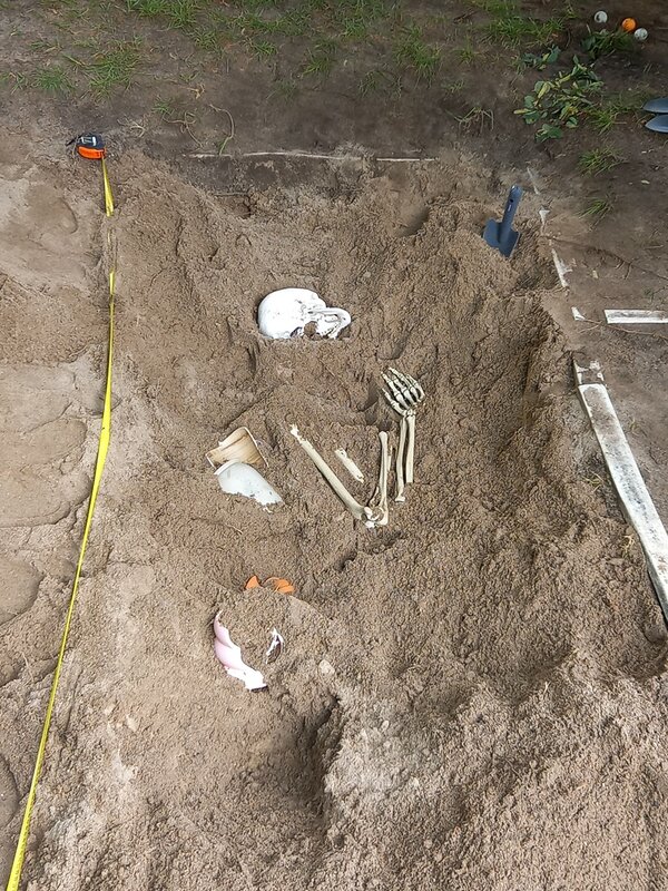 Archäologie hautnah erleben In einer Weitsprungsandkiste liegt das menschliche Skelett Schorsch, das von den Schülerinnen und Schülern der 8. Klasse der Oberschule am Adler im Rahmen des „Vertiefte Berufsorientierung – Praxisberater*innen“ ausgegraben wird.