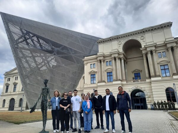 Spannende Exkursion ins Militärhistorische Museum Gruppenfoto vor dem Militärhistorischen Museum der Bundeswehr in Dresden.