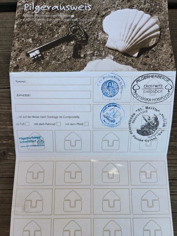 Pilgern mit Perspektive Pilgerausweis, auf dem die Pilgerinnen und Pilger ihren Namen, Adresse etc. eintragen können, und auf dem an jeder erreichten Pilgerstätte abgestempelt wird.
