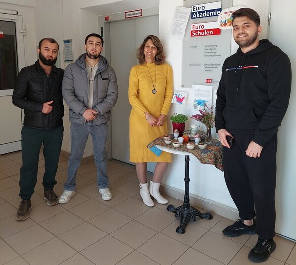 Frühlingserwachen Teilnehmende und Lehrkraft stehen im Flur der Schule und posieren für ein Gruppenfoto.