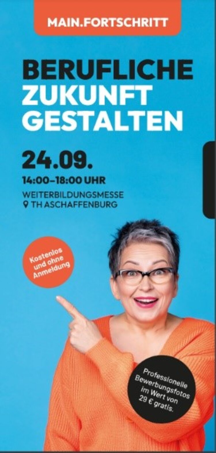 Rückblick in den Sommer 2024: Deutsch lernen für den Beruf Der Flyer der Berufsmesse MAIN.FORTSCHRITT zeigt eine ältere Frau mit grauen Haaren und orangefarbenem Pullover, die auf einem hellblauen Hintergrund mit ihrem Zeigefinger auf einem Button zeigt, auf dem steht: "Kostenlos und ohne Anmeldung". Unter dem Titel steht die Headline "BERUFLICHE ZUKUNFT GESTALTEN" und zusätzlich die Infos: 24.09. / 14:00 - 18:00 Uhr / WEITERBILDUNGSMESSE / TH ASCHAFFENBURG. Ganz unten findet man in einem schwarzen Störer noch den Hinweis: Professionelle Bewerbungsfotos im Wert von 29 € gratis.
