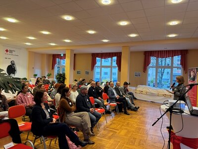 Vortrag Teilnehmende der Ausbildungsmarktmentoren sitzen im großen Saal und hören Dr. Dippes Vortrags.