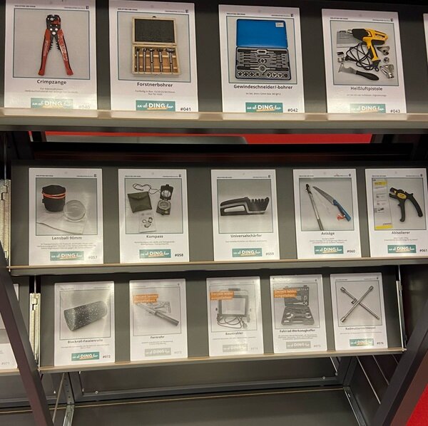 Informationsbroschüren im Regal der Bibliothek. 