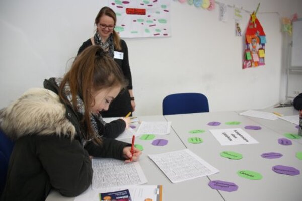 Zukunftsperspektiven, die Anklang finden: Junge Besucher machen Nägel mit Köpfen