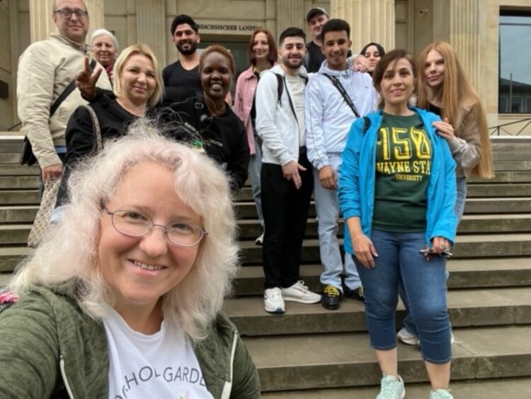 Selfie einer Gruppe junger Menschen vor dem niedersächsischen Landtag. Die Fotografin mit blonden Haare und Brille steht im Vordergrund, dahinter die anderen mit ein wenig Abstand.