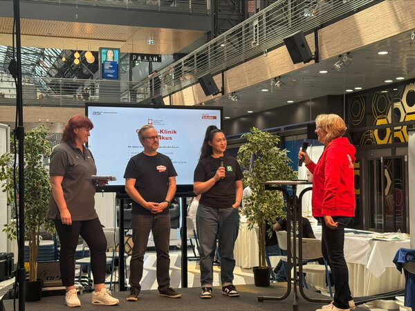 „Wege in die Ausbildung“ - Ein Tag voller Perspektiven für junge Menschen Die Vertreter*innen der beteiligten Ausbildungsunternehmen stellen auf der Bühne ihre Berufe vor, was in Form von kurzen Interviews stattfindet.