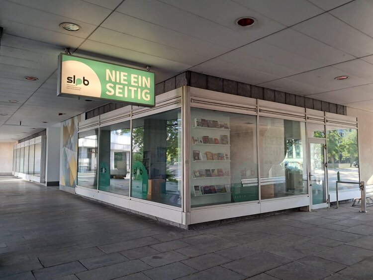 Besuch beim Projektbüro der Landeszentrale für politische Bildung Ein Schaufenster der Landeszentrale für Politische Bildung mit dem grünen Wappen lpb und Werbematerialien.