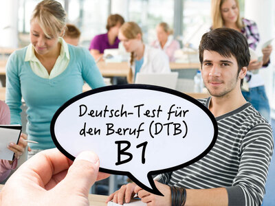 Ein Mann mit gestreiftem Pullover sitzt an einem Tisch und schaut nach vorne. Vor ihm schwebt eine Sprechblase mit dem Text 'Deutsch-Test für den Beruf (DTB) B1'. Im Hintergrund sind mehrere Personen in einem Klassenzimmer zu sehen, die an Tischen arbeiten oder sich unterhalten.