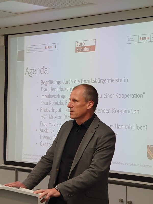 Zukunftsweisende Partnerschaften Teilnehmer des RAD referiert in einem Vortrag.