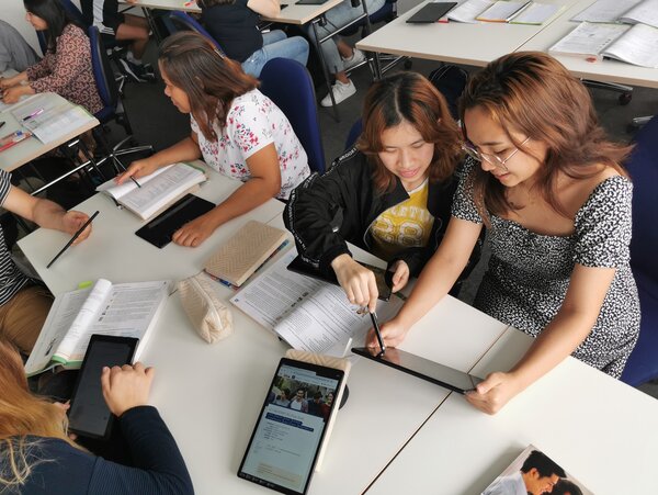 Berufssprachkurs lernt mit Tablets