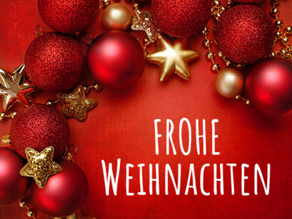Frohe Weihnachten und einen guten Rutsch! Rote Weihnachtskugeln und goldene Stern-Ornamente auf rotem Hintergrund mit der Aufschrift Frohe Weihnachten.
