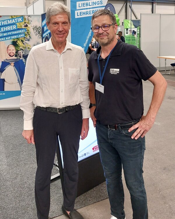 Messe Forum Berufsstart Erfurt Zwei Mitarbeiter der Euro Akademie posieren für ein Foto.