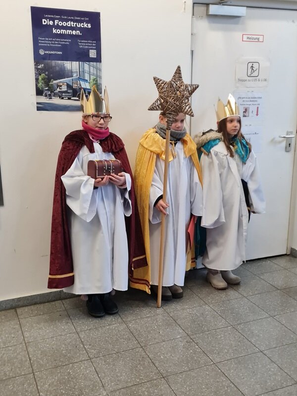 Sternsinger besuchen die Euro-Schulen und die Euro Akademie Berlin Die kleinen Sternsinger posieren zauberhaft verkleidet als Caspar, Melchior und Baltasar für ein Foto.