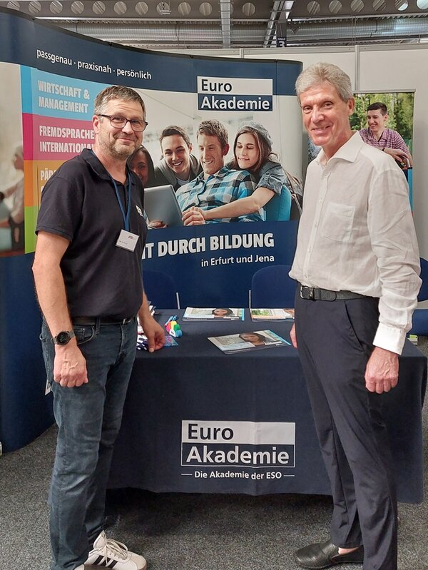 Messe Forum Berufsstart Erfurt Zwei Mitarbeiter posieren am Euro Akademie Stand für ein Foto.