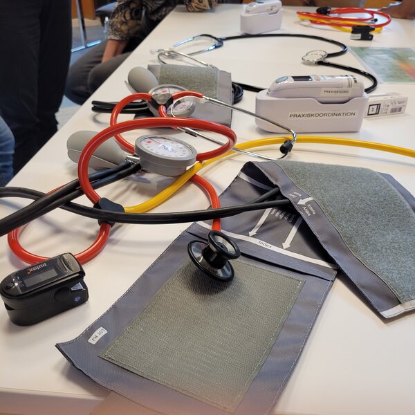 BSO und die Gesundheitsberufe In der Ausbildung werden medizinische Geräte aus der Praxis benutzt.
