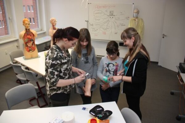 Zukunftsperspektiven, die Anklang finden: Junge Besucher machen Nägel mit Köpfen