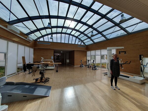 BSO und die Gesundheitsberufe Eine moderne Halle mit medizinischen Geräten