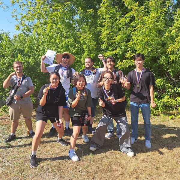 Sportfest – mal anders Die Siegermannschaft posiert mit ihrer Urkunde und Medaillen um den Hals für ein Gruppenfoto.