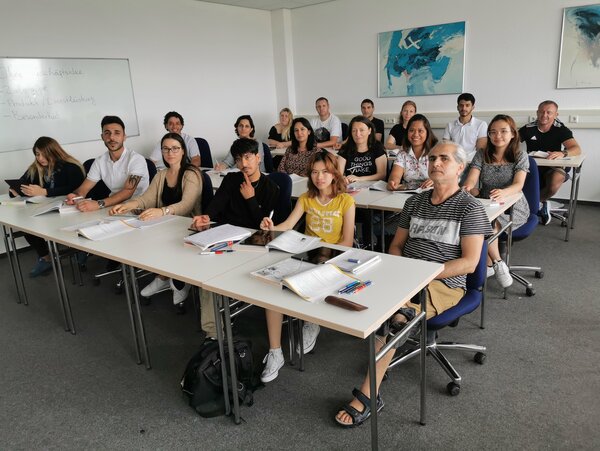 Berufssprachkurs lernt mit Tablets